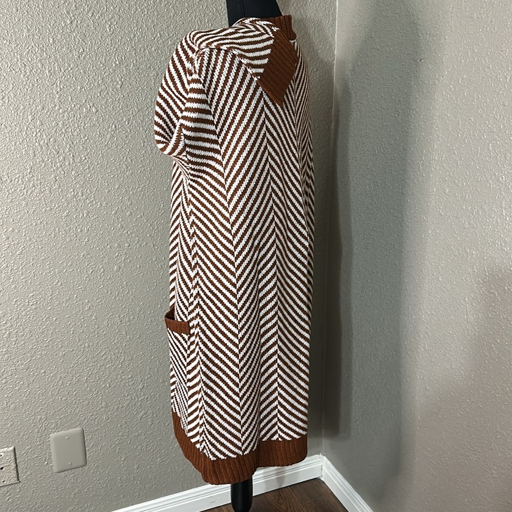 NWOT FORTUNE + IVY Cardigan Chevron Print - in rust/white - Picture 2 of 4
